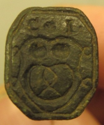 Bäcker-Petschaft, etwa 16.Jh. mit Initialen und Zunftzeichen im Wappen (gespiegelt)