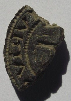 Umschriftenfragment "VRIV" und Reste einer Hausmarke lassen ein Mittelaltersiegel-Fragment vermuten