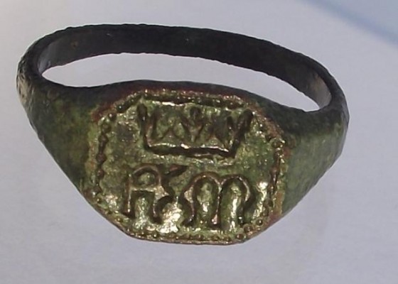 mittelalterlicher Siegel-Ring mit gothischen Majuskeln, 14./15. Jh.