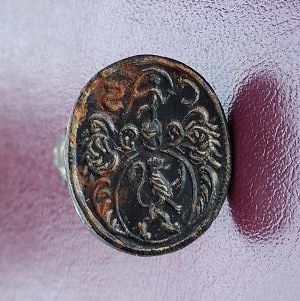 neuzeitliches Petschaft mit Initialen, steigender Löwe im ovalem Wappen, um 1800
