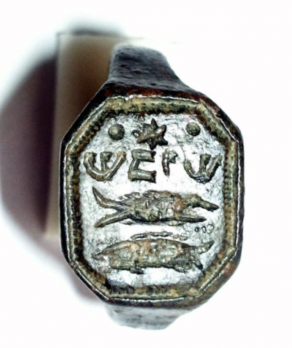 Siegelring mit hebräischen Schriftzeichen und 2 Fischen