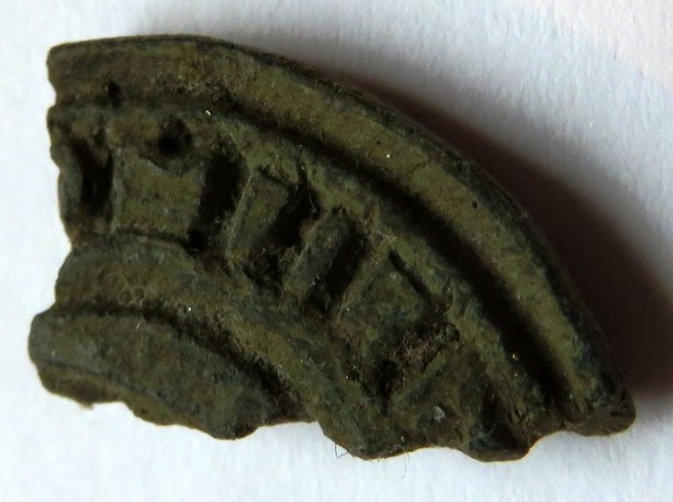 Fragment eines Siegelstempels mit gotischen Buchstaben