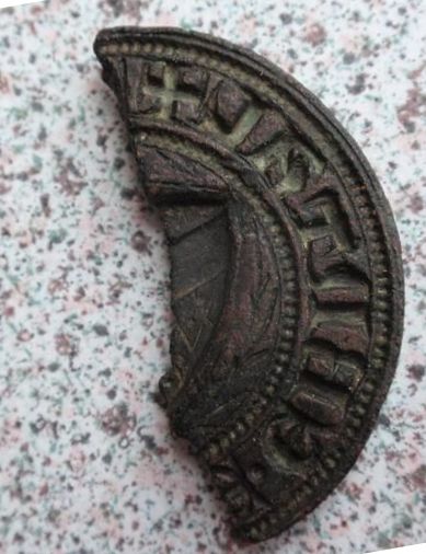 Fragment eines Siegelstempels mit gotischen Majuskeln und Wappen, Mittelalter