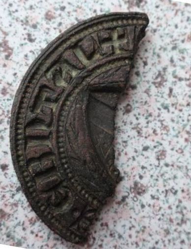 Fragment eines Siegelstempels mit gotischen Majuskeln und Wappen, Mittelalter, gespiegelt