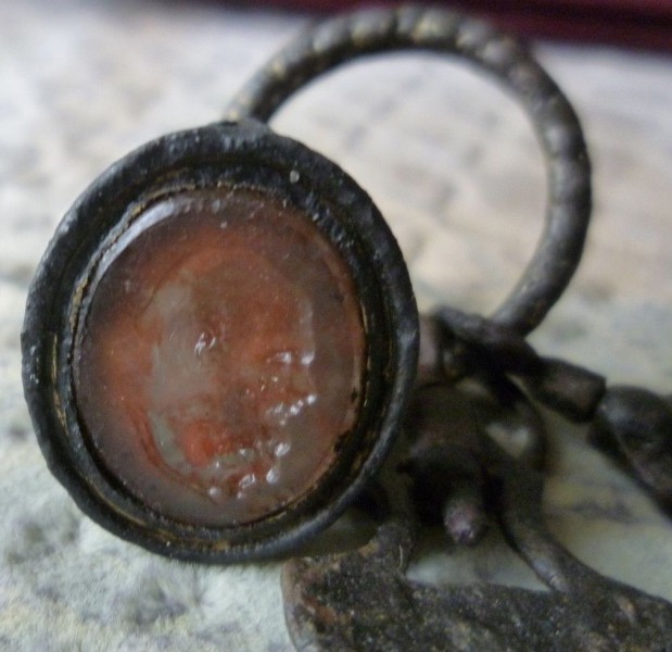 neuzeitliches Petschaft im Fundzusammenhang mit 2 Ringen und Uhrenschlüssel, wohl um 1800