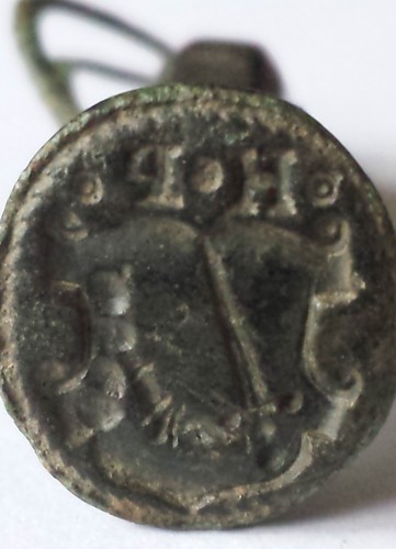 Petschaft mit Ring an der Handhabe, Initialen, Arm mit Schwert im tartschenfömigen Wappen, 16. Jh.